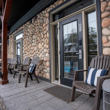 Grotto Canyon Chalet Канмор Экстерьер фото